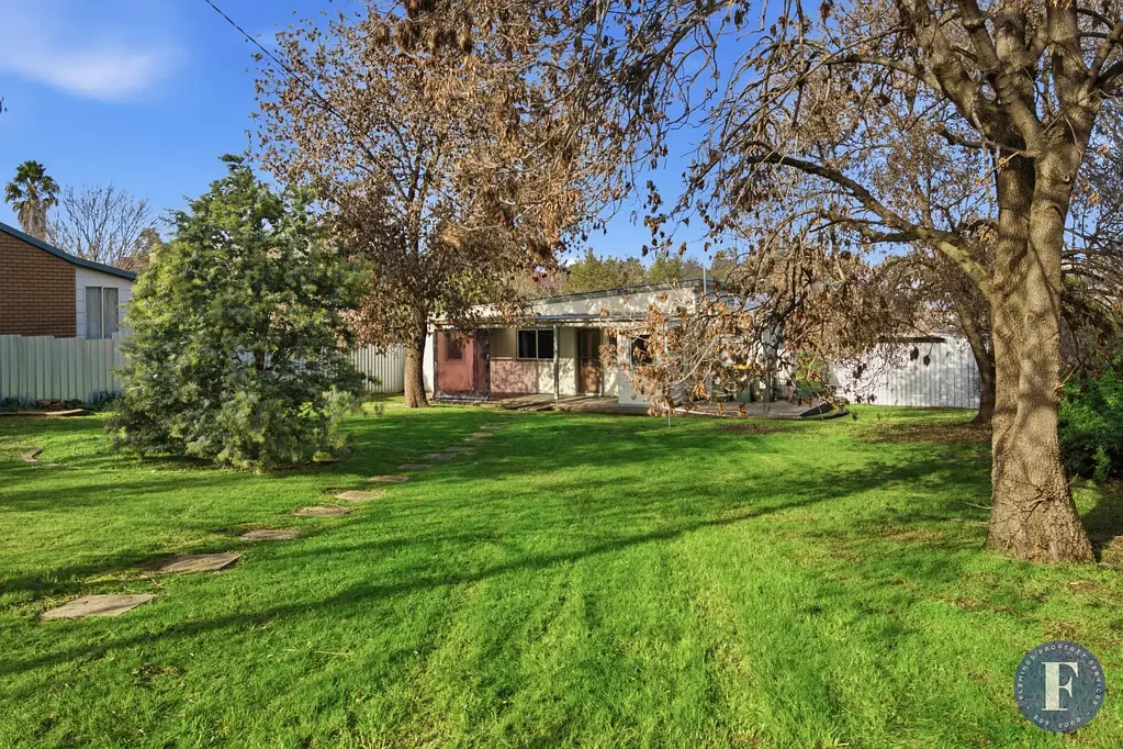 Harden 3chambre HOME ON A GENEROUS 1,064SQM* BLOCK WITH REAR LANE ACCESS