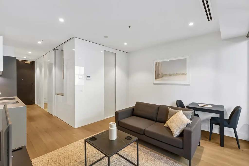 Luxury Fully Furnished 1 Bedroom Apartment with car space - Opposite Albert Park Lake!