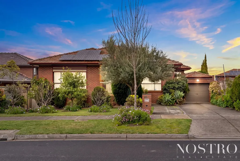 Mill Park 4 Slaapkamer Versatile Family Living with stunning City Views !