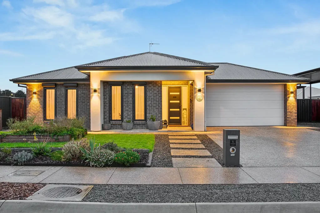 Strathalbyn 4房  Contemporary Custom Design with Space for the Whole Family