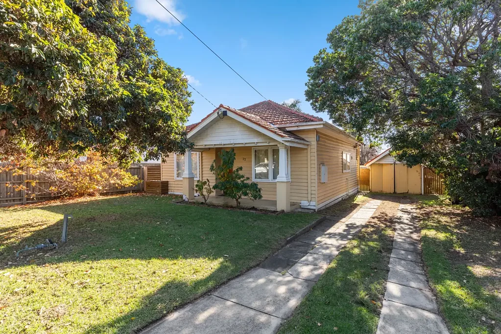 Coastal Convenience and Spacious Comfort Just Moments from Central Frankston!