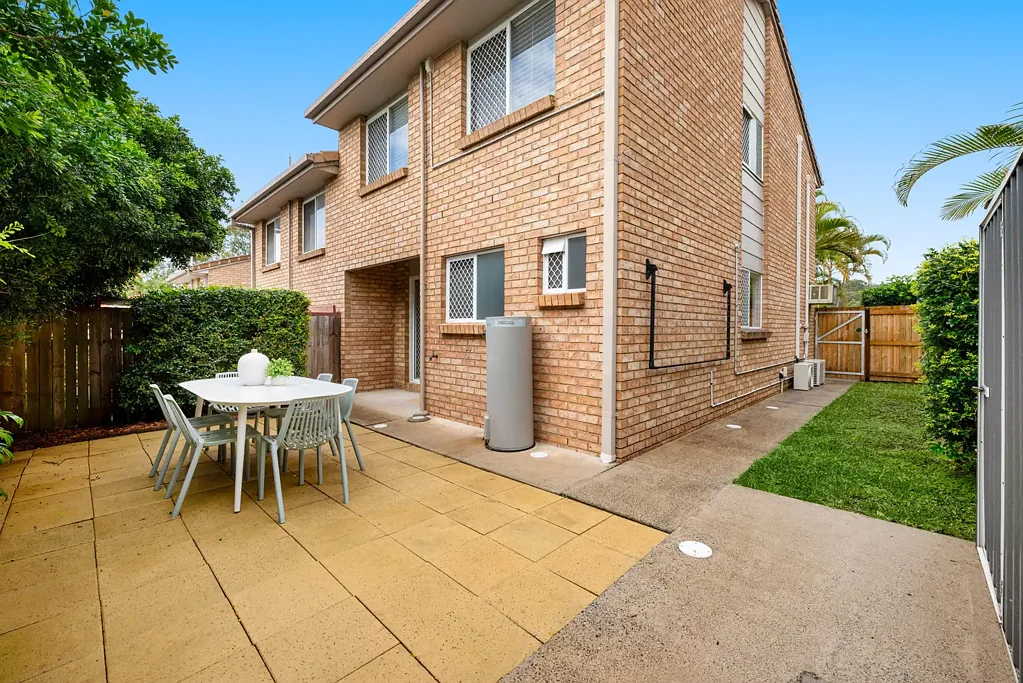 Carina Heights 3房 精美升级的私密联排别墅，拥有卓越的户外空间 Beautifully updated private townhouse with exceptional outdoor space