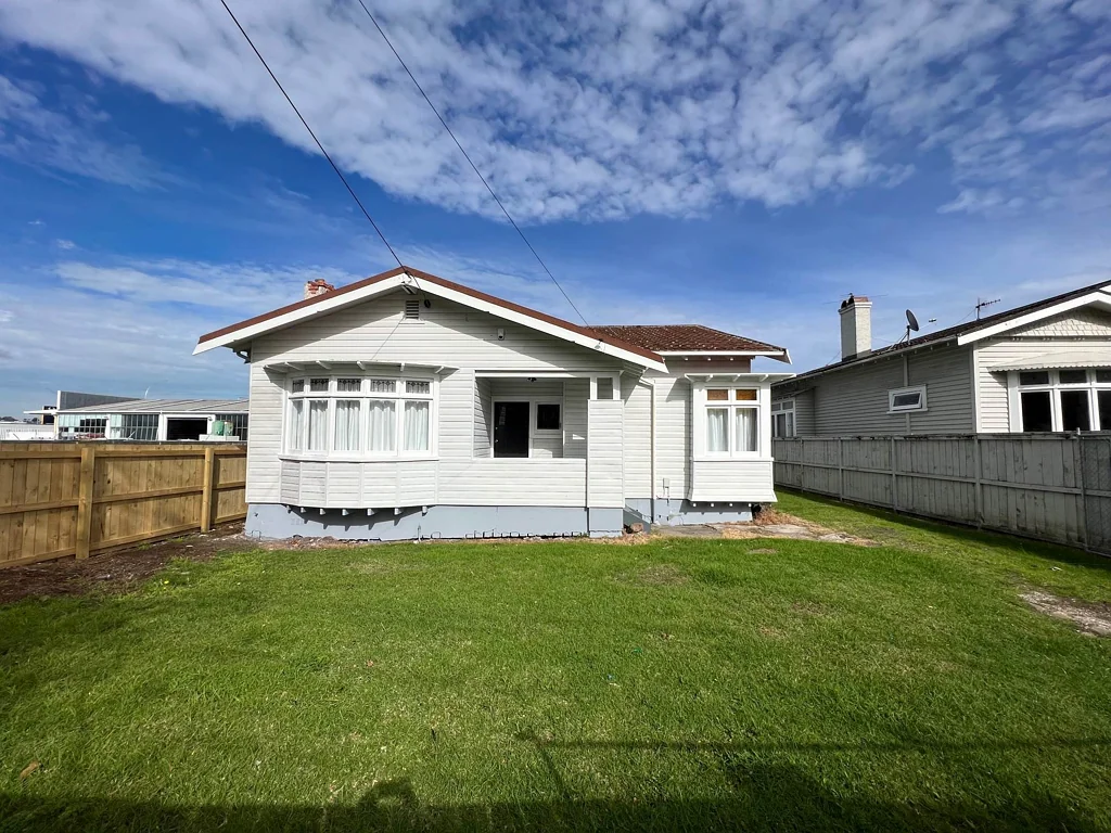 Redecorated Bungalow - Central Location - clos...