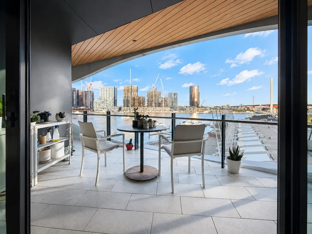 Docklands 2房 110平奢阔空间 21平环绕露台 壮观海港景观 Miele高端厨电 主卧带浴缸步入式衣帽间 双安全车位 A Rare Waterfront Residence of Exceptional Scale