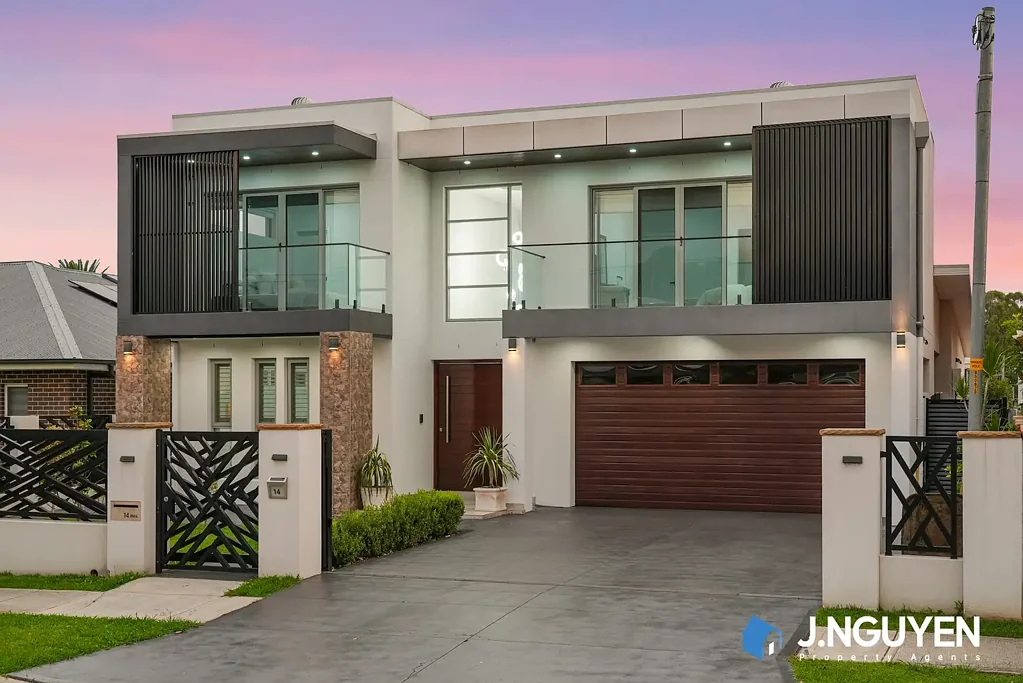 Fairfield Heights 7房 双居住典范 5卧主屋 2卧附属 3主卧套卫 现代厨房 高端电器 双车位 garage 户外娱乐空间 公私校近便 社区便利宁静 Luxurious Dual Occupancy Living At Its Finest - Premium Position On 866m2
