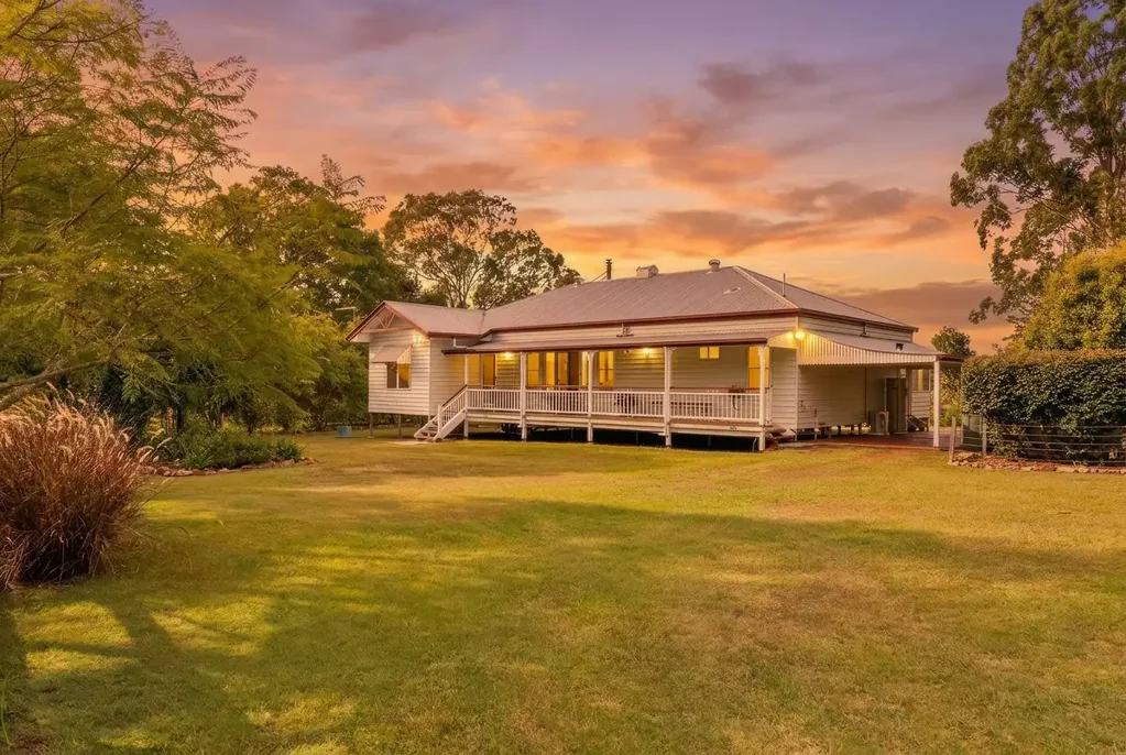 Blackbutt South 3房 《五英亩肥沃土地上的 Jacaranda 树环抱的静谧之地》 A Jacaranda-Lined Sanctuary on Five Fertile Acres