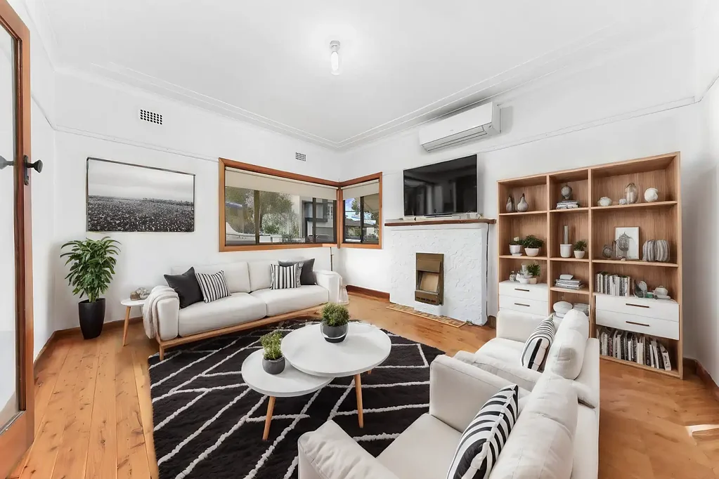 Charming 2 bedroom corner house in quiet street