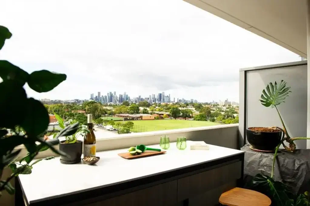 Flemington 1chambre Light-Filled Apartment with City Views, Balcony & Secure Parking