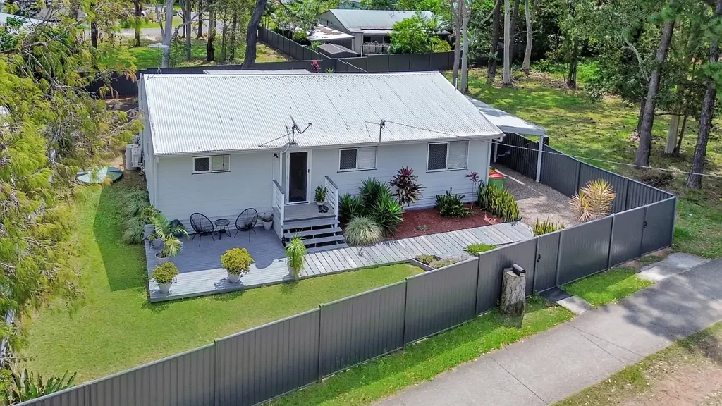 Macleay Island 3कमरा Neat & Tidy Low-Set Family Home in a Convenient Location
