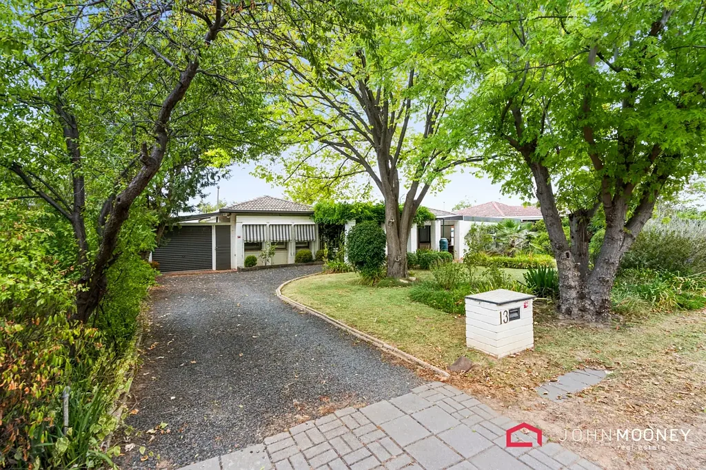 Lake Albert 4 Slaapkamer Private, leafy and a highly desired location!