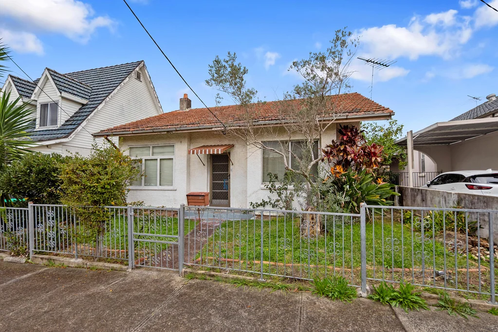 Bexley 2कमरा Prime Opportunity in Hurstville Public School Catchment - Renovate, Rebuild or Invest (STCA)