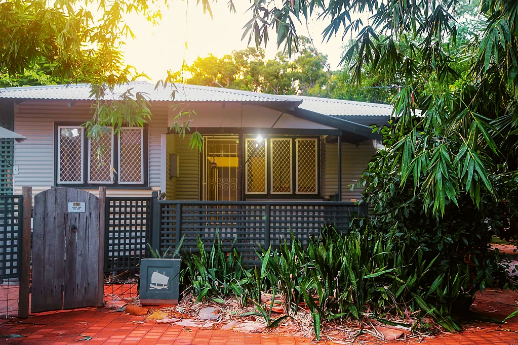 Broome 3房  Old Broome character home on large block ideally located next to Roebuck Bay