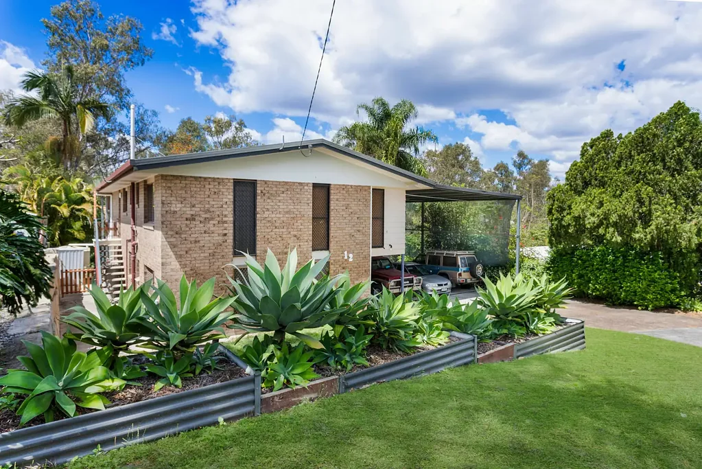 Tivoli 3 Bedroom BIG FAMILY BRICK - 9 VEHICLE ACCOMMODATION
