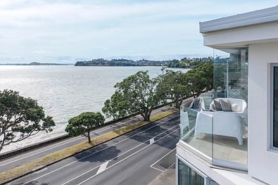 Kohimarama 3 Bedroom Waterfront Penthouse Living – Timeless Position