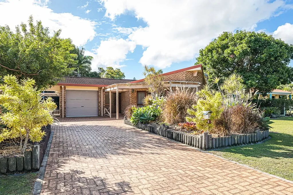 LARGE BRICK HOME WITHIN WALKING DISTANCE TO PUMICESTONE PASSAGE
