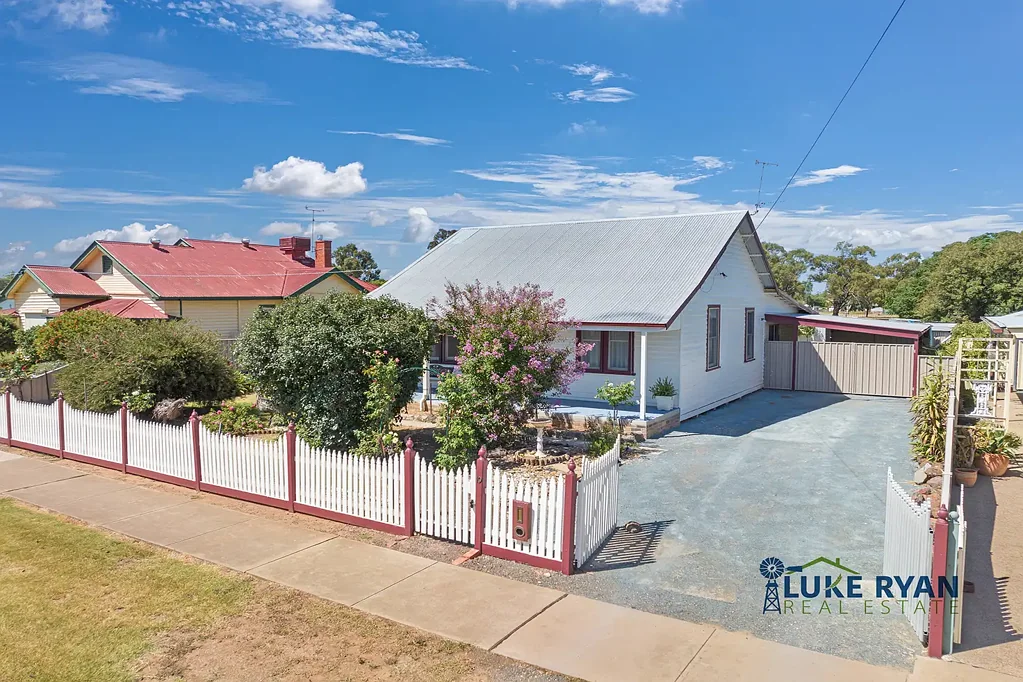 Rochester 4 Slaapkamer NEWLY RENOVATED COTTAGE-STYLE HOME ON EXPANSIVE 3000m2 ALLOTMENT