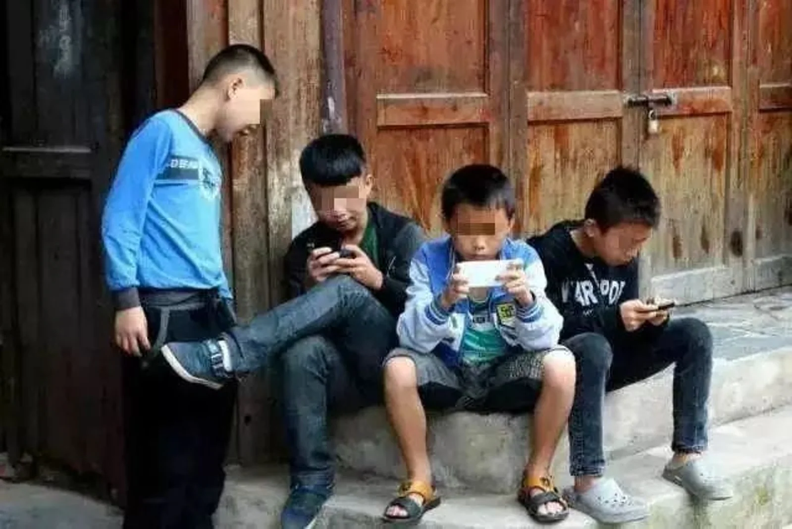 中国穷人的孩子,正在被手机废掉