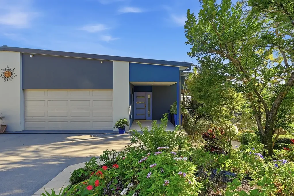 Coffs Harbour 3침실 Elevated Duplex Living with Stunning Views