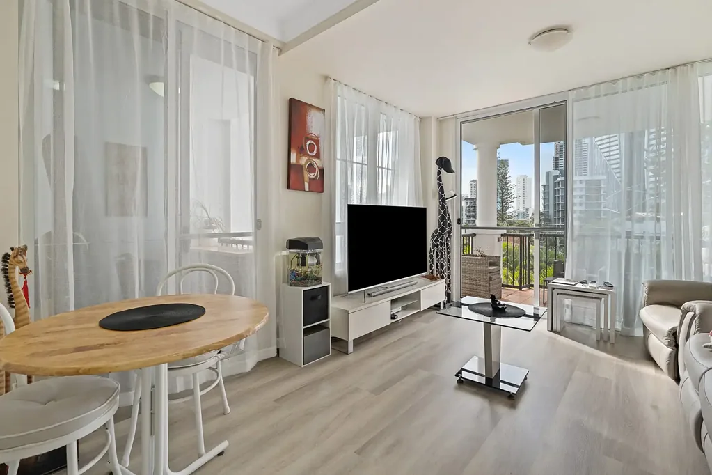 Surfers Paradise 1Phòng ngủ Ready to move in now & walk straight to the Beach!