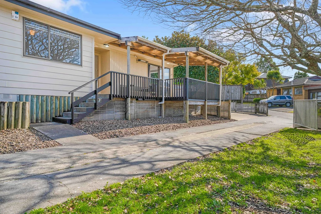 Botany Downs 5 Bedroom Home & Income or Multigenerational Opportunity