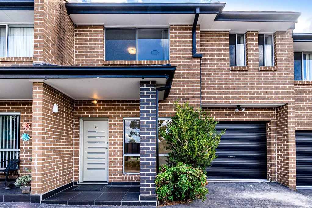 Casula 3房 Casula中心低维护 3卧2浴全空调 Gas厨 靠近机场M5 学校商场 Positioned centrally to all amenities