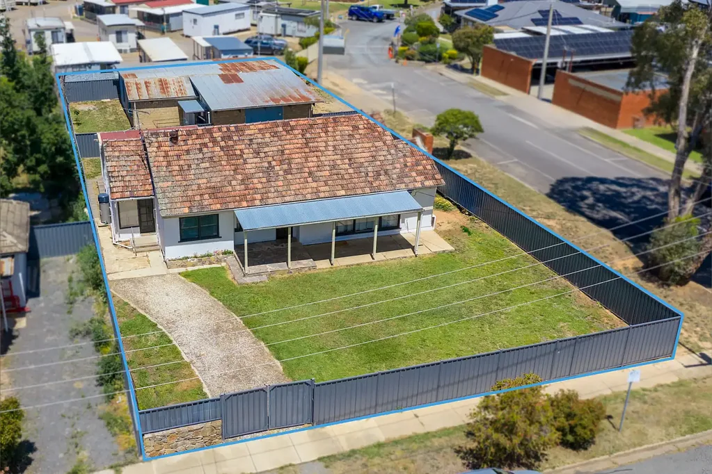 Mooroopna 5房  Very rare opportunity: Two fully self-contained dwellings on one title.