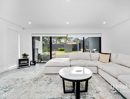 8 Collins Crescent, Yagoona, South Western Suburbs, 4房, 2浴, Apartment