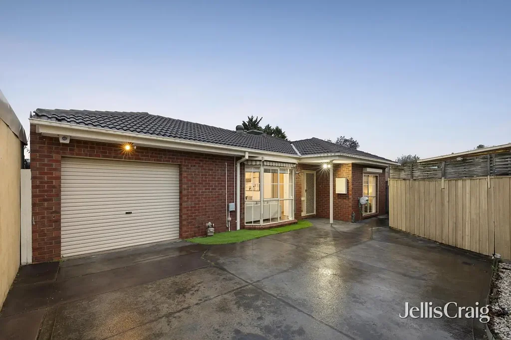 Bentleigh East 3房 精明设计 低维护生活 开放式起居 奢华厨房 私密主卧 步入式衣帽间 管道供暖 靠近学校 便利设施 Renovated seclusion in the Coatesville zone