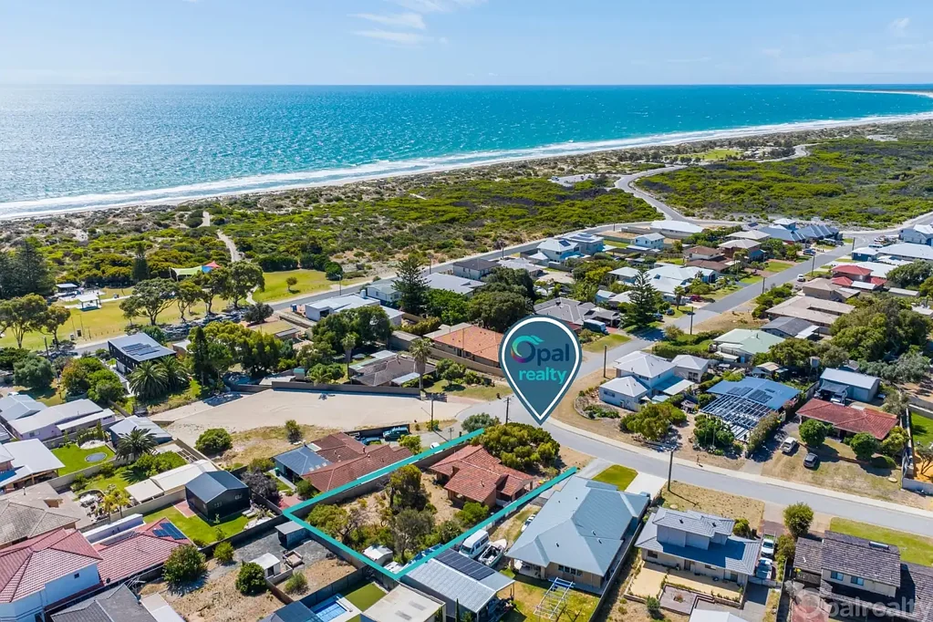 Golden Bay 3침실 Primed for potential – one street from the beach