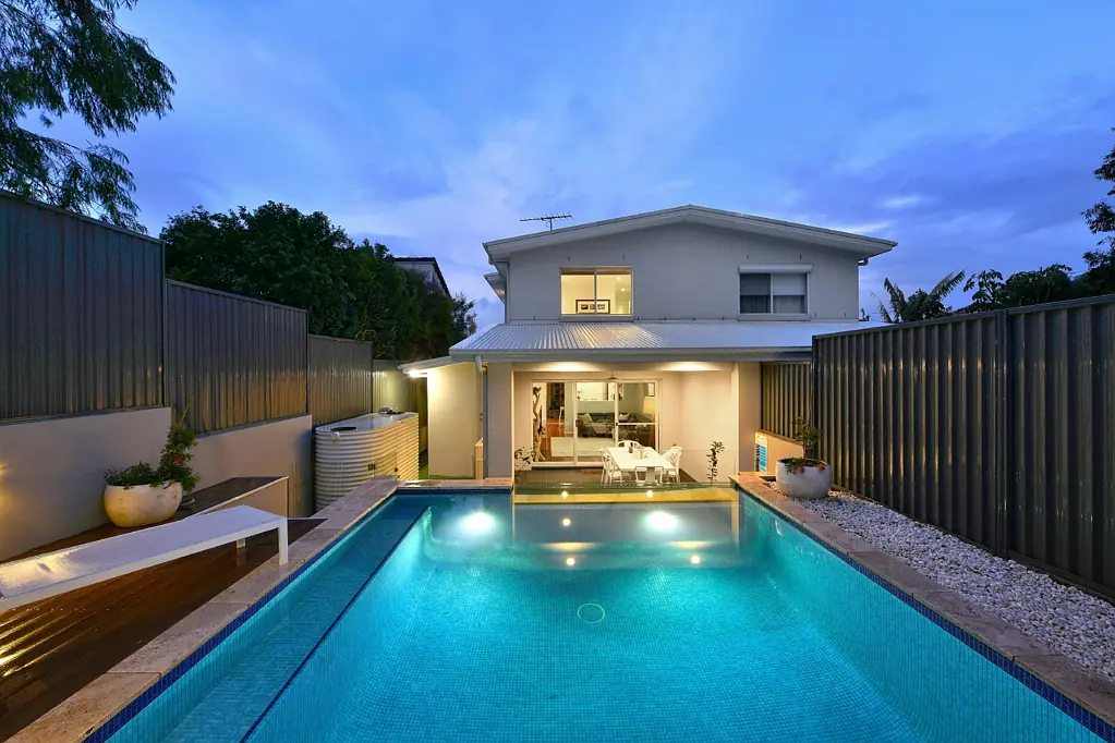 Malabar 4房 请提供需要翻译的英文文本。 A Captivating Seaside Sanctuary With Two Street Frontages, Pool & N/E Ocean Views
