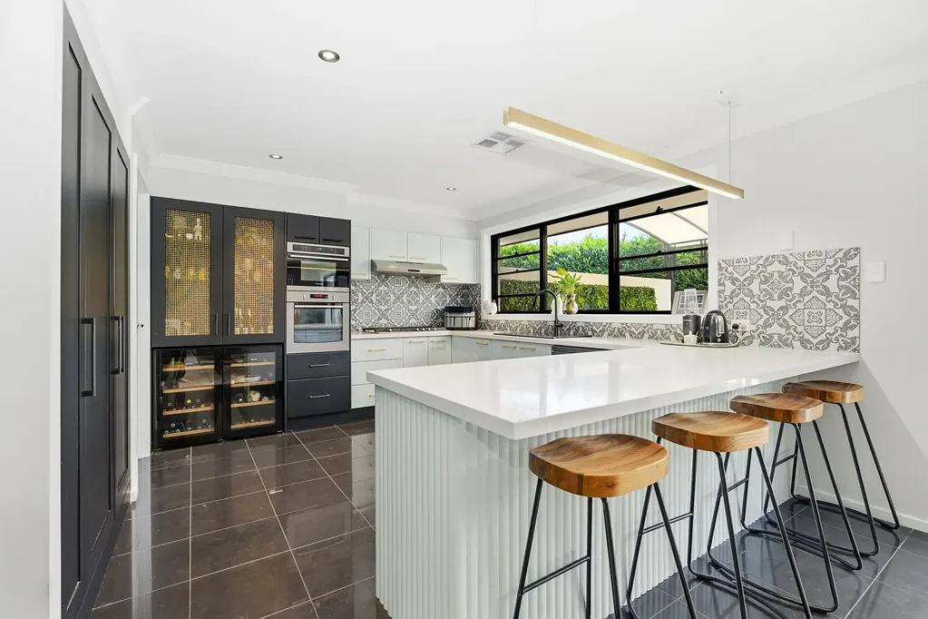 Bowral 5房  Experience Luxury, Light and Lifestyle at 5 Kingsbury Circuit, Bowral