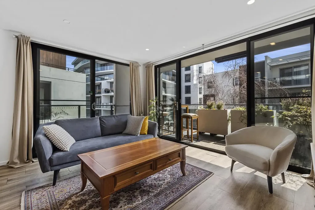 Griffith 2침실 Contemporary Comfort Meets Space & Light in the Inner South