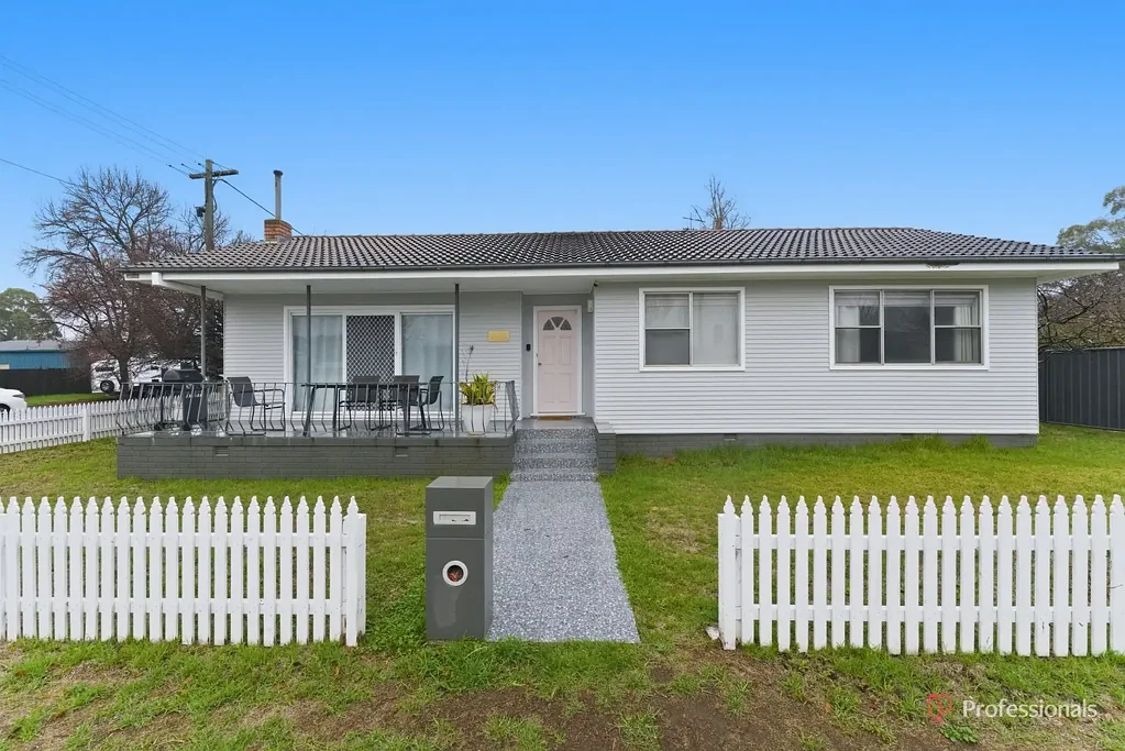 MODERN FULLY FURNISHED 3 BEDROOM HOME - PRIME LOCATION