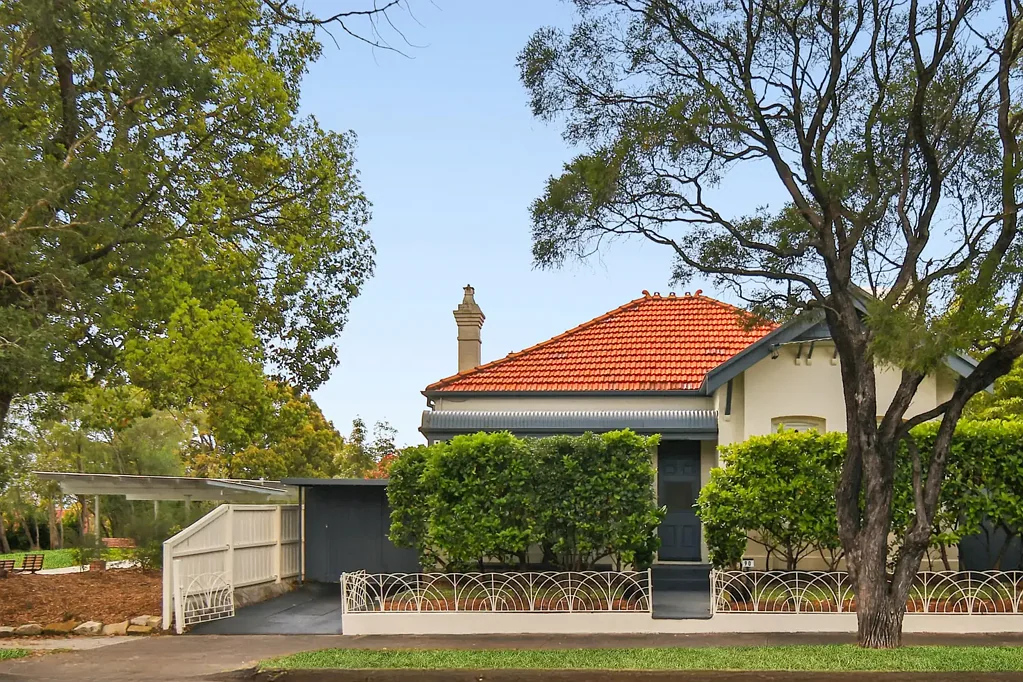 Ashfield 4ਬੈੱਡਰੂਮ Character-Filled Bungalow In A Lifestyle Location