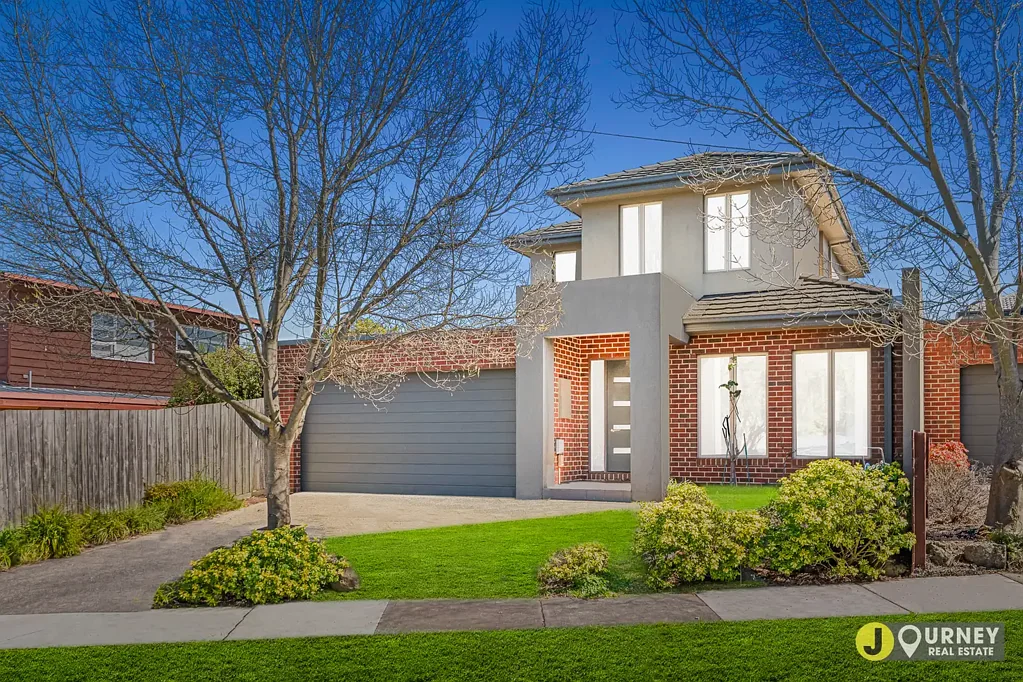 Mount Waverley 3Moenga Stylish Family Living in a Sought-After Mount Waverley Setting!