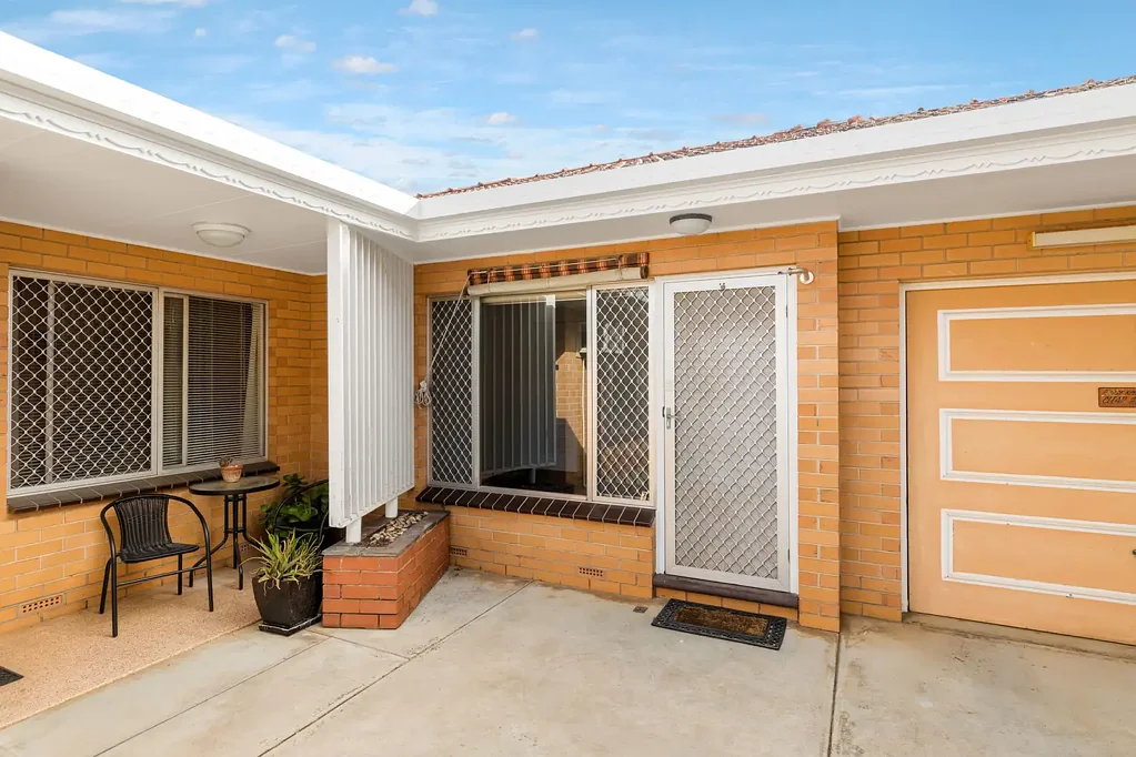 2 Bedroom Unit In Quiet Group!