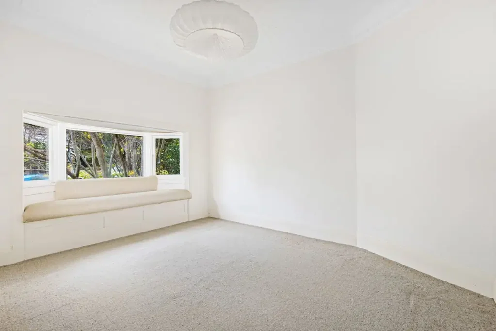 One Bedroom Art Deco Apartment With Sunroom