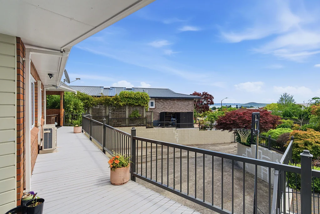 Lynmore 5房  Exceptional Lynmore Buying, $55K Under CV!