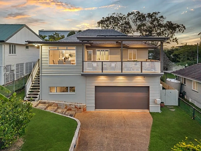 Mitchelton 5 Slaapkamer An Elevated Family Home with Space, Flexibility and a Brisbane Skyline Outlook