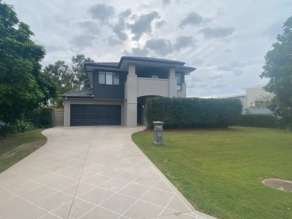 Stunning Waterfront 5 Bedroom Home with Pontoon in Serenity Shores