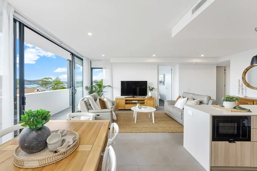 Point Frederick 3ห้องนอน Elevated Living with Water Views in the Heart of Point Frederick