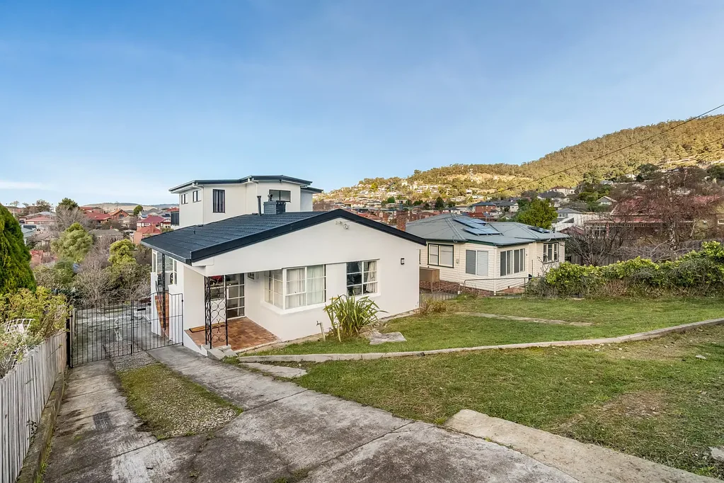 West Hobart 3ਬੈੱਡਰੂਮ Retro residence with rare opportunity to develop