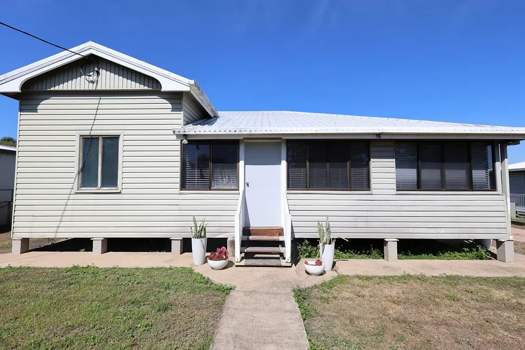 Ayr 4Kwarto Beautifully Presented Queenslander - Charm, Comfort & Space!