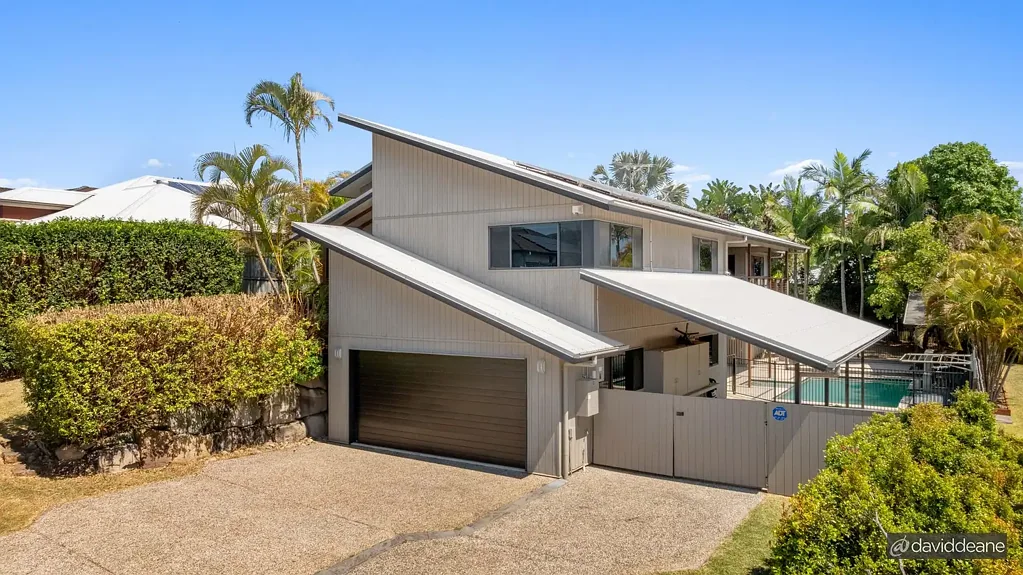Petrie 4બેડરૂમ Family Entertainer with Huge Deck & Sparkling Pool in Petrie on Pine