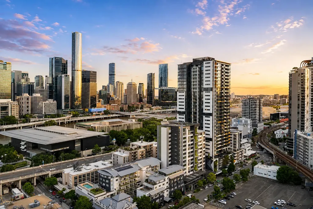 South Brisbane 1房 全尺寸厨房 优质电器 壮丽河景 Mt Coot-tha视野 开放式空间 高端度假设施 黄金地段 Elevated Luxury | Iconic River & Mt Coot-tha Views | Fully Furnished Investment Opportunity
