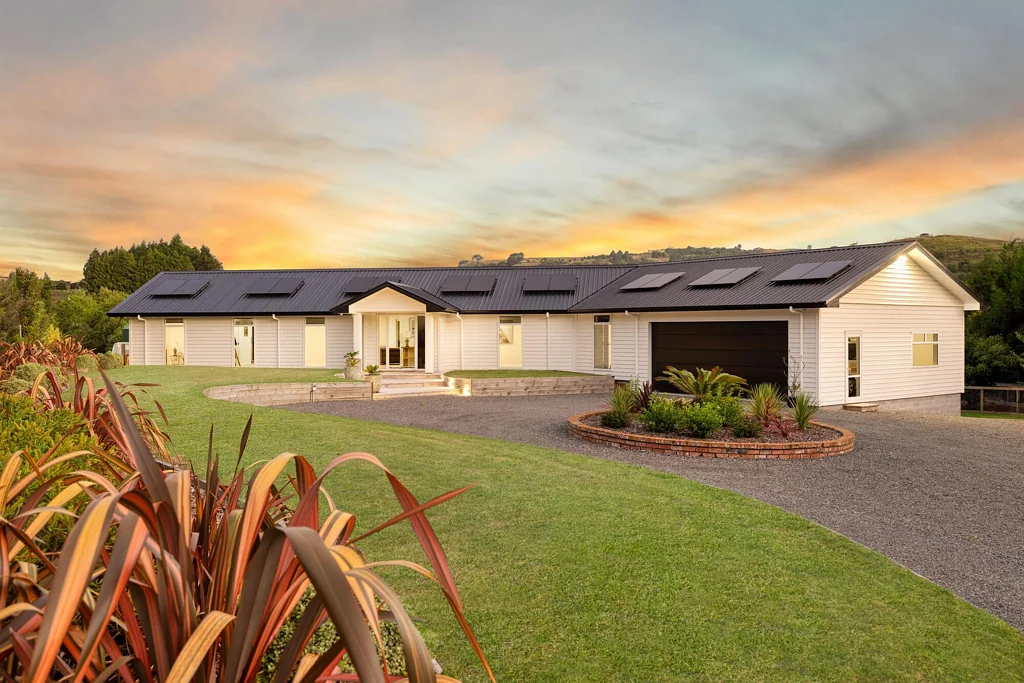 Whakamarama 4Moenga Near New Masterpiece Powered by the Sun