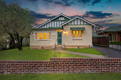 Pennant Hills 4房 无与伦比的机遇：位于黄金地段的多代同堂住宅，距车站700米 Unrivalled Opportunity: Multi-Gen Home in Dress Circle Location, 700m to Station