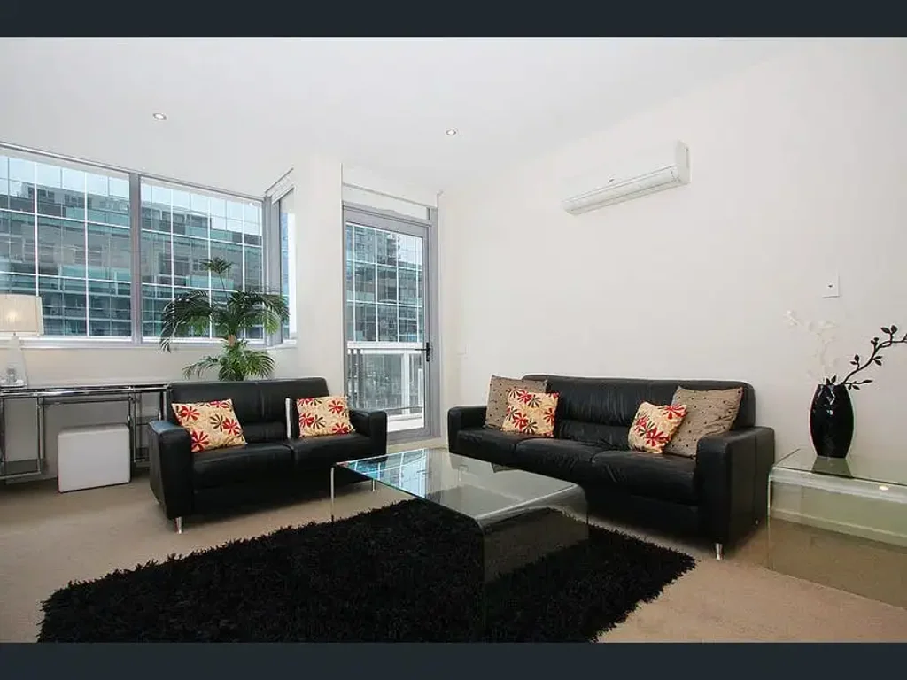 Modern and Spacious One Bedroom Apartment with Courtyard and Balcony
