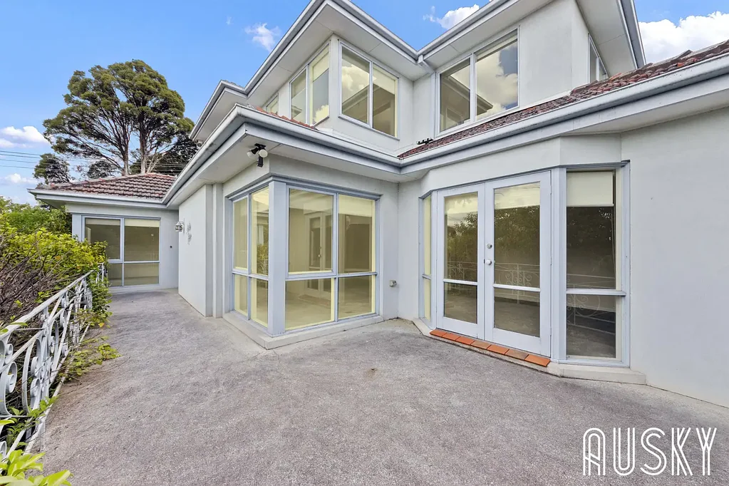 Balwyn North 5房 Balwyn高中学区 优越转角位置 五卧书房 风管供暖 山景视野 步行名校 购物便利 Prime Corner Position in the Prestigious Balwyn High School Zone