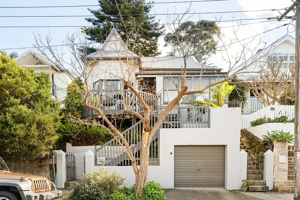 Lilyfield 4 Slaapkamer Elevated Character Home with Sweeping City Views